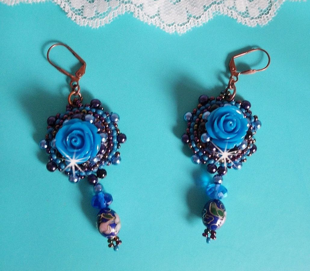 BO Royal Blue Roses broderet med harpiksroser, perleperler, cloisonne porcelænsvedhæng, facetter og rocailles