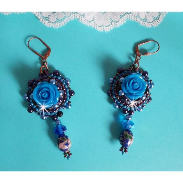 BO Royal Blue Roses broderet med harpiksroser, perleperler, cloisonne porcel&aelig;nsvedh&aelig;ng, facetter og rocailles