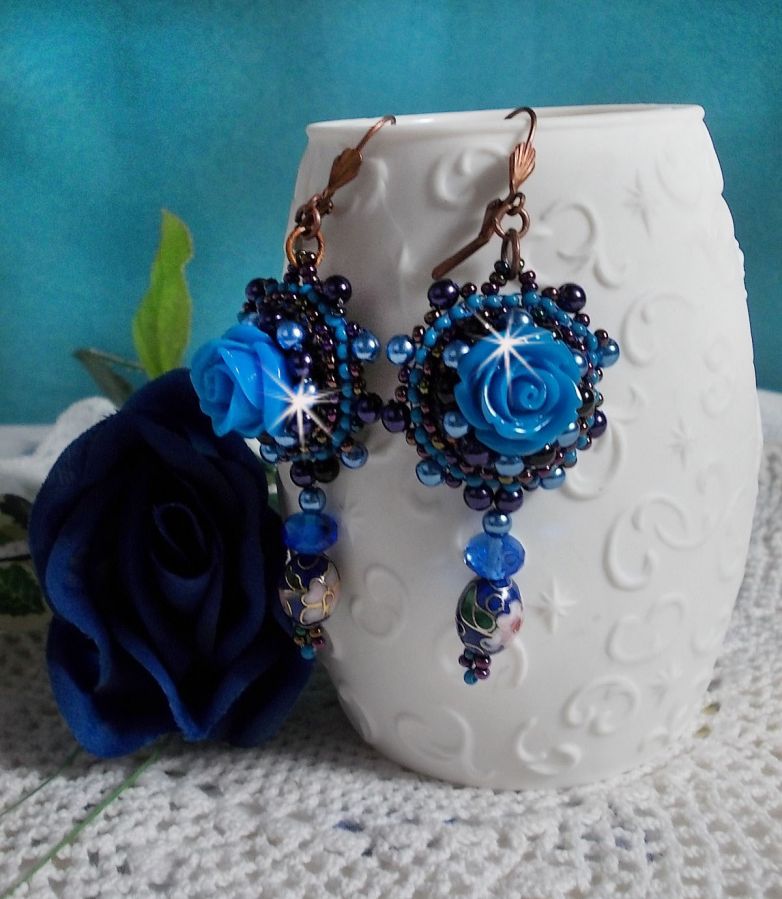 BO Royal Blue Roses broderet med harpiksroser, perleperler, cloisonne porcelænsvedhæng, facetter og rocailles