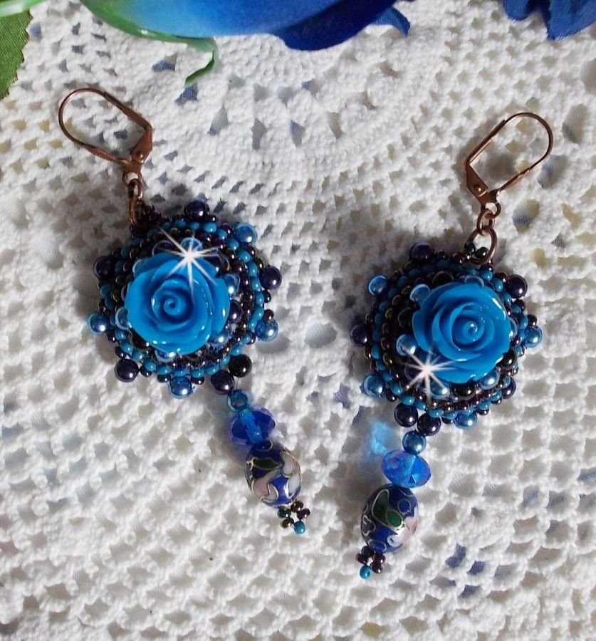 BO Royal Blue Roses broderet med harpiksroser, perleperler, cloisonne porcelænsvedhæng, facetter og rocailles