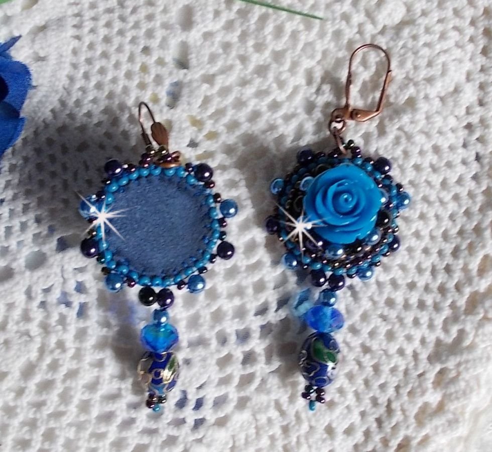 BO Royal Blue Roses broderet med harpiksroser, perleperler, cloisonne porcelænsvedhæng, facetter og rocailles