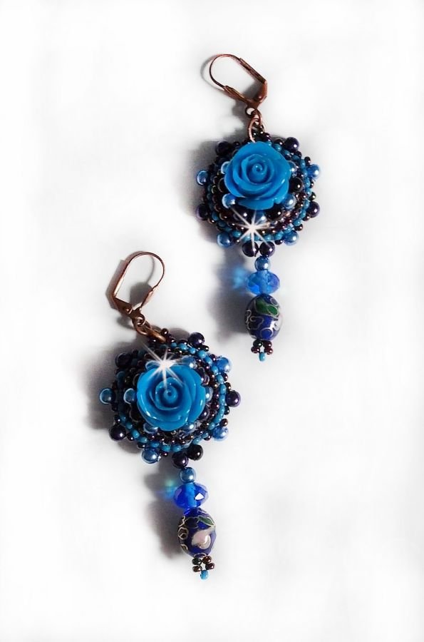 BO Royal Blue Roses broderet med harpiksroser, perleperler, cloisonne porcelænsvedhæng, facetter og rocailles