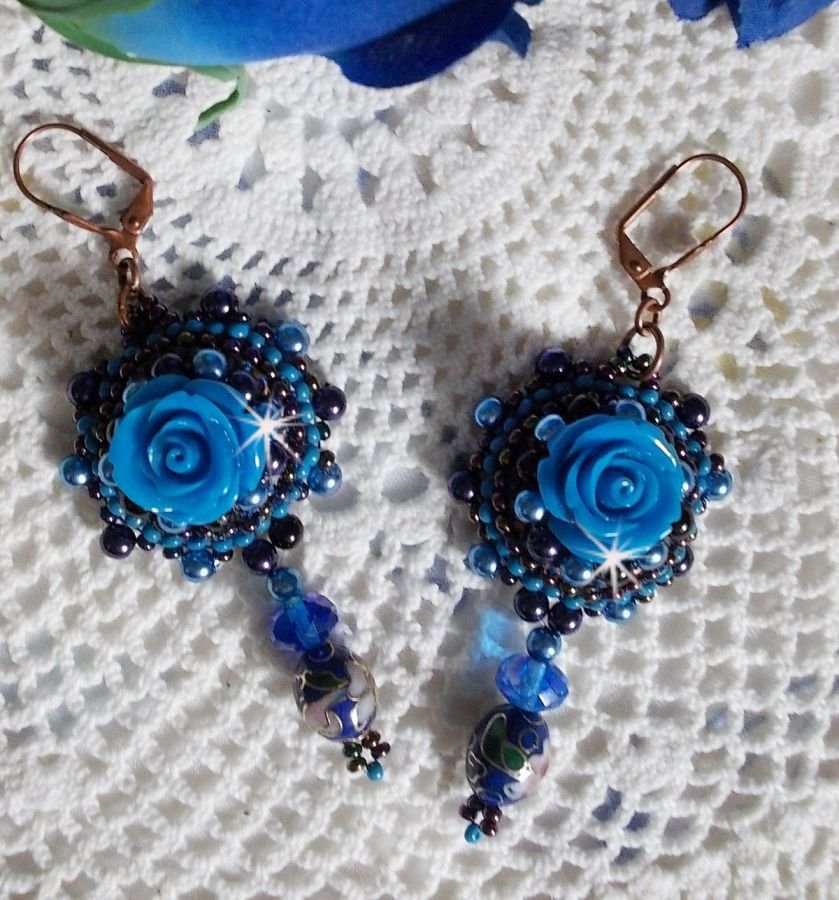 BO Royal Blue Roses broderet med harpiksroser, perleperler, cloisonne porcelænsvedhæng, facetter og rocailles