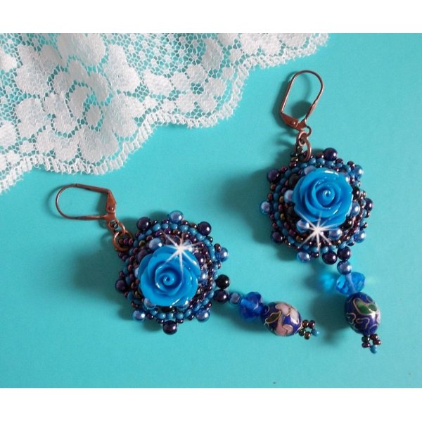 BO Royal Blue Roses broderet med harpiksroser, perleperler, cloisonne porcel&aelig;nsvedh&aelig;ng, facetter og rocailles