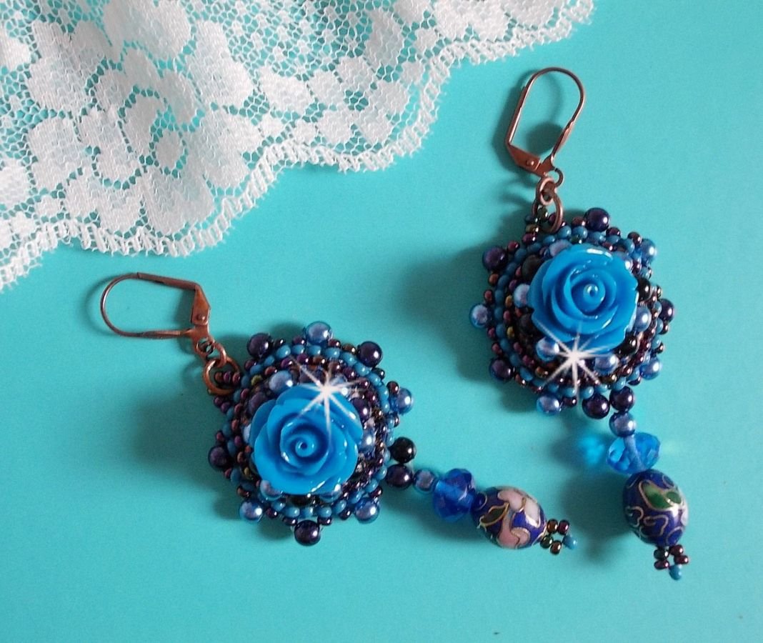 BO Royal Blue Roses broderet med harpiksroser, perleperler, cloisonne porcelænsvedhæng, facetter og rocailles