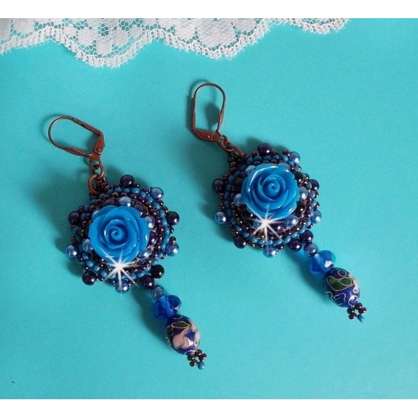 BO Royal Blue Roses broderet med harpiksroser, perleperler, cloisonne porcel&aelig;nsvedh&aelig;ng, facetter og rocailles