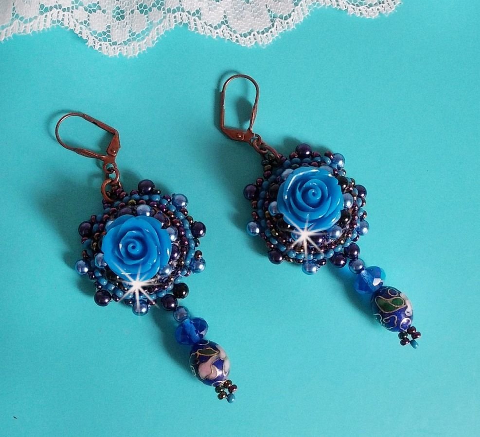 BO Royal Blue Roses broderet med harpiksroser, perleperler, cloisonne porcelænsvedhæng, facetter og rocailles