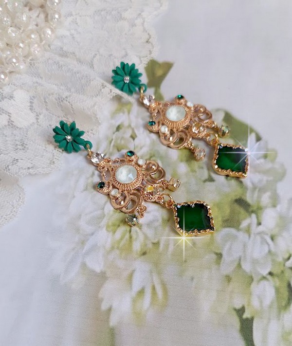 BO Royal Marguerite montées avec des cabochons à laquelle s’ajoute des strass sur les pendentifs Dorés. Les pendants sont en résine époxy avec clous d’oreilles émaillés