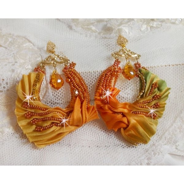 BO Rumba broderet med Swarovski-krystaller, facetter, perler og afstandsstykker p&aring; et silkeb&aring;nd (Shibori)