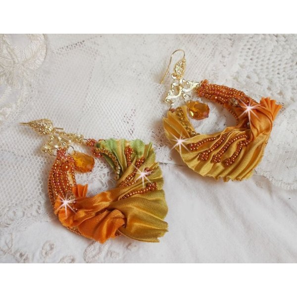 BO Rumba broderet med Swarovski-krystaller, facetter, perler og afstandsstykker p&aring; et silkeb&aring;nd (Shibori)