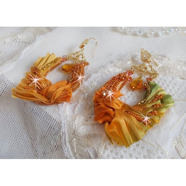 BO Rumba broderet med Swarovski-krystaller, facetter, perler og afstandsstykker p&aring; et silkeb&aring;nd (Shibori)