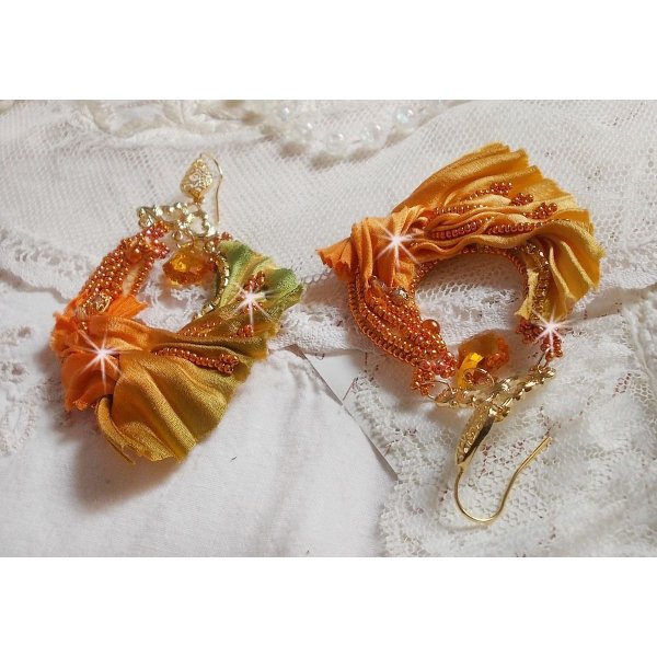 BO Rumba broderet med Swarovski-krystaller, facetter, perler og afstandsstykker p&aring; et silkeb&aring;nd (Shibori)