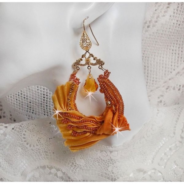 BO Rumba broderet med Swarovski-krystaller, facetter, perler og afstandsstykker p&aring; et silkeb&aring;nd (Shibori)