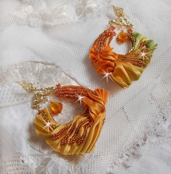 BO Rumba broderet med Swarovski-krystaller, facetter, perler og afstandsstykker p&aring; et silkeb&aring;nd (Shibori)