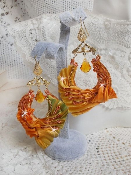 BO Rumba broderet med Swarovski-krystaller, facetter, perler og afstandsstykker p&aring; et silkeb&aring;nd (Shibori)