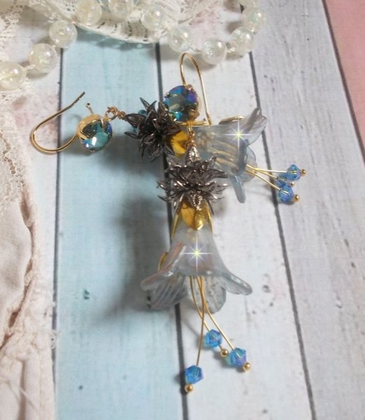 BO Sensations Gold and Blue skabt med h&aring;ndmalede trompetblomster, krystaller, glasblomster og forgyldt tilbeh&oslash;r