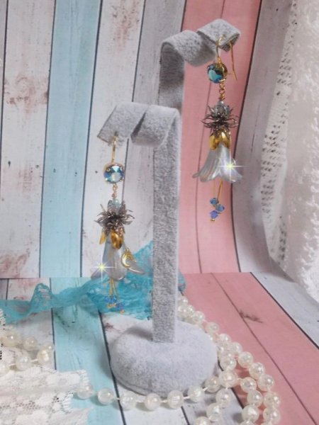 BO Sensations Gold and Blue skabt med h&aring;ndmalede trompetblomster, krystaller, glasblomster og forgyldt tilbeh&oslash;r