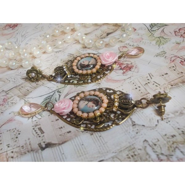 BO Sissi Empress skabt med glas forst&oslash;rrelsescabochoner, der forestiller Sissi Kejserinde, krystaller, glasperler, sm&aring; blomster og diverse tilbeh&oslash;r i bronze farve