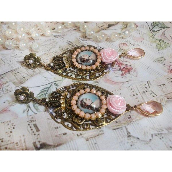 BO Sissi Empress skabt med glas forst&oslash;rrelsescabochoner, der forestiller Sissi Kejserinde, krystaller, glasperler, sm&aring; blomster og diverse tilbeh&oslash;r i bronze farve