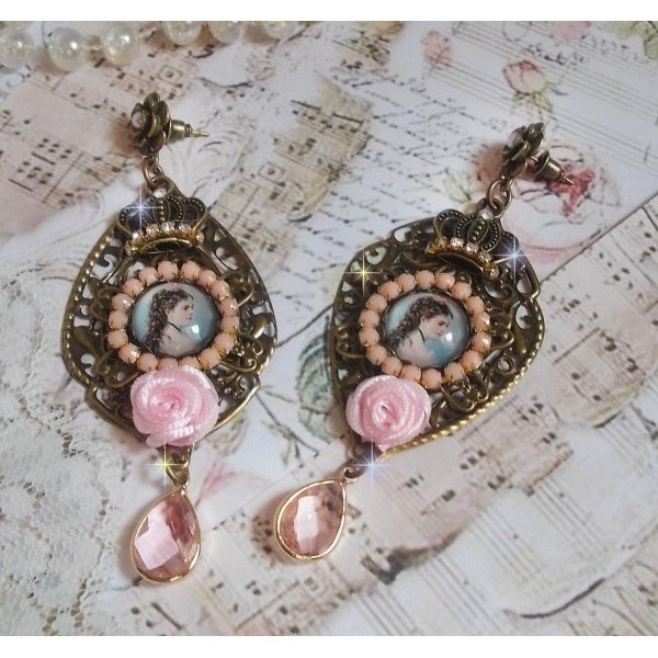 BO Sissi Empress skabt med glas forst&oslash;rrelsescabochoner, der forestiller Sissi Kejserinde, krystaller, glasperler, sm&aring; blomster og diverse tilbeh&oslash;r i bronze farve