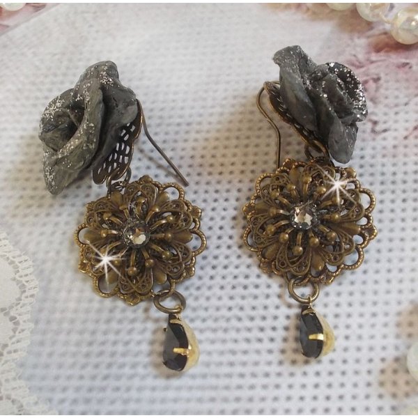 BO Steampunk Queen skabt med sorte porcel&aelig;nsroser, Swarovski krystal cabochons, glasdr&aring;ber og messingtilbeh&oslash;r