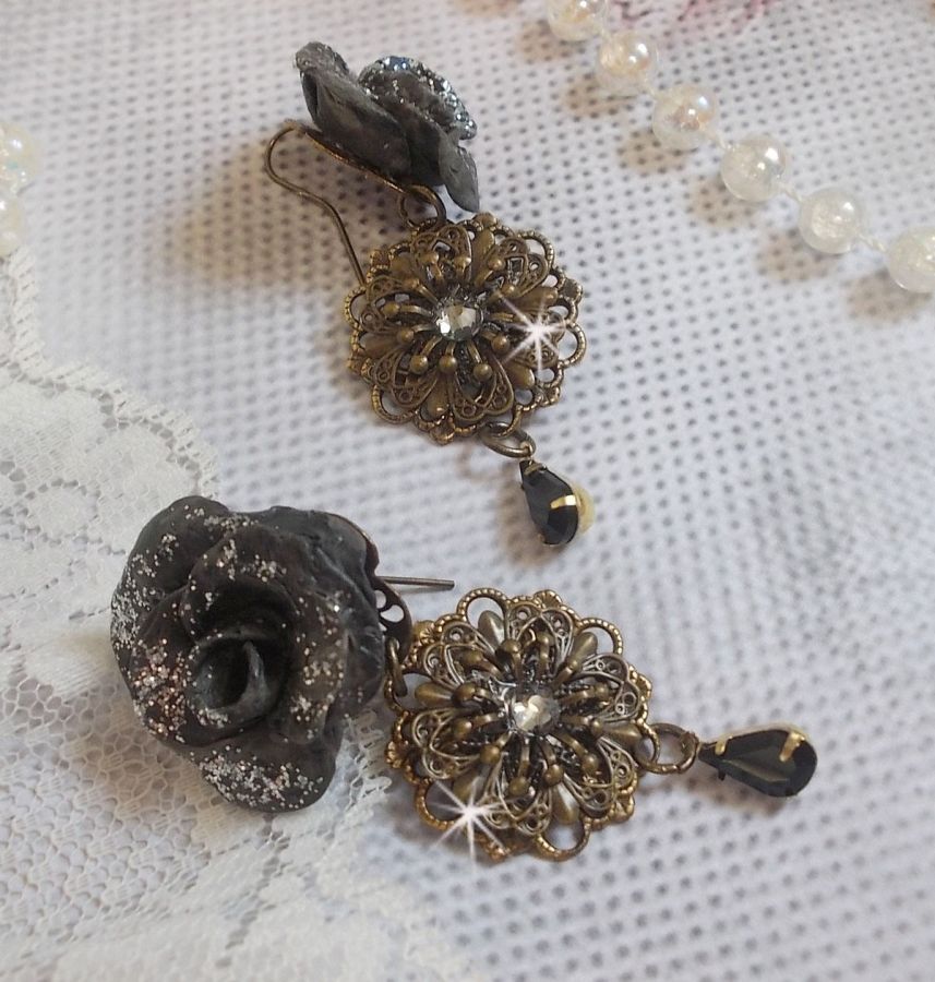 BO Steampunk Queen skabt med sorte porcelænsroser, Swarovski krystal cabochons, glasdråber og messingtilbehør