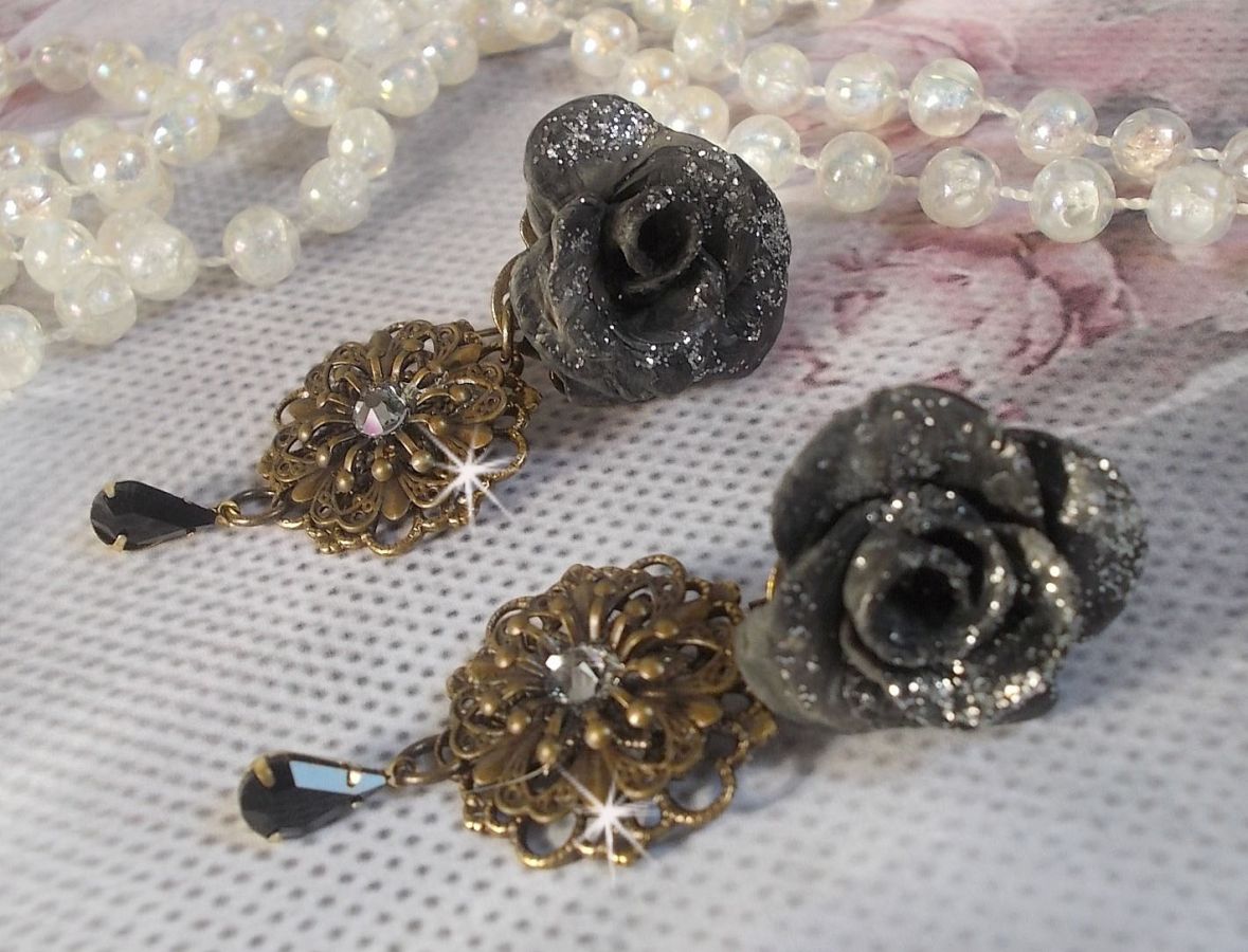 BO Steampunk Queen skabt med sorte porcelænsroser, Swarovski krystal cabochons, glasdråber og messingtilbehør