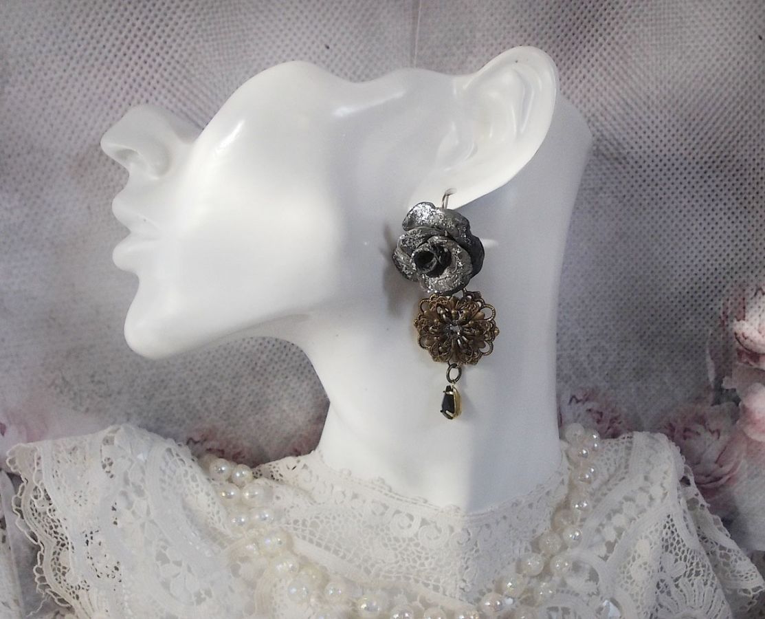 BO Steampunk Queen skabt med sorte porcelænsroser, Swarovski krystal cabochons, glasdråber og messingtilbehør