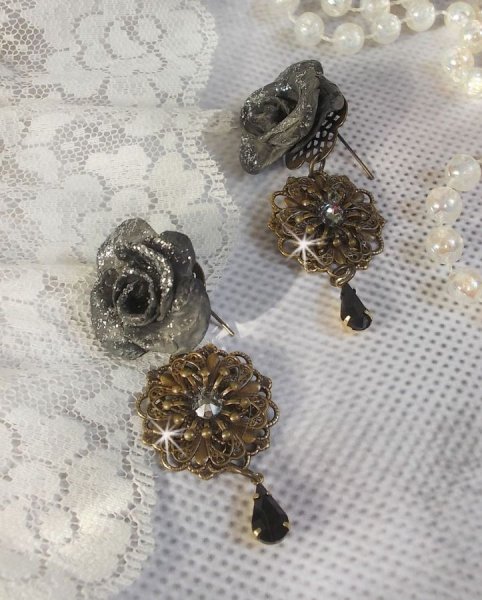 BO Steampunk Queen skabt med sorte porcel&aelig;nsroser, Swarovski krystal cabochons, glasdr&aring;ber og messingtilbeh&oslash;r