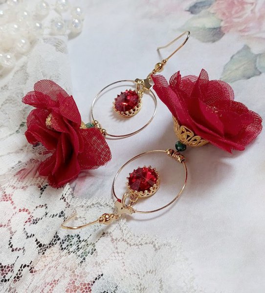BO Symphonie de Rouge cr&eacute;&eacute;es avec cr&eacute;oles, fleurs mousseline et perles Cristal Swarovski