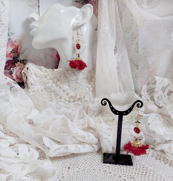 BO Symphonie de Rouge cr&eacute;&eacute;es avec cr&eacute;oles, fleurs mousseline et perles Cristal Swarovski