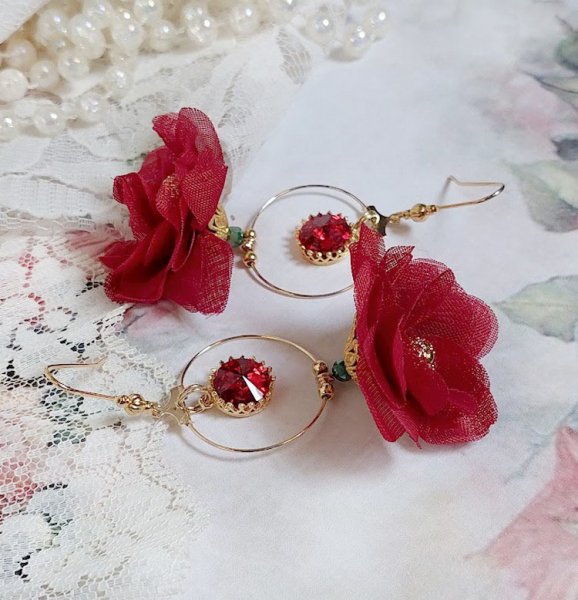 BO Symphonie de Rouge cr&eacute;&eacute;es avec cr&eacute;oles, fleurs mousseline et perles Cristal Swarovski