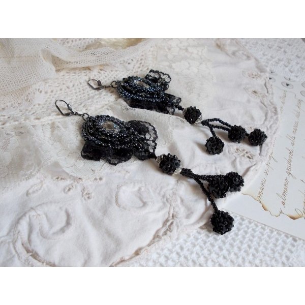 BO Aftenbekl&aelig;dning broderet med Swarovski-krystaller, meget gamle sorte blonder, runde perler v&aelig;vet med pailletter og fr&oslash;perler