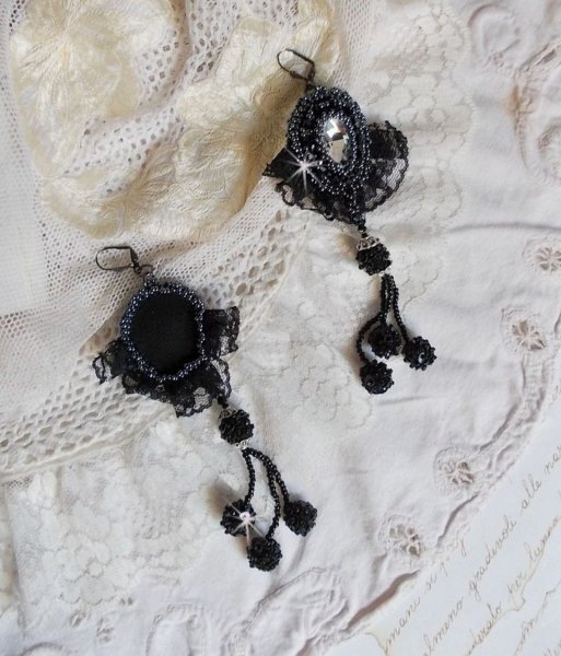 BO Aftenbekl&aelig;dning broderet med Swarovski-krystaller, meget gamle sorte blonder, runde perler v&aelig;vet med pailletter og fr&oslash;perler