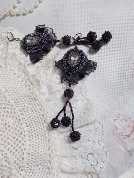 BO Aftenbekl&aelig;dning broderet med Swarovski-krystaller, meget gamle sorte blonder, runde perler v&aelig;vet med pailletter og fr&oslash;perler