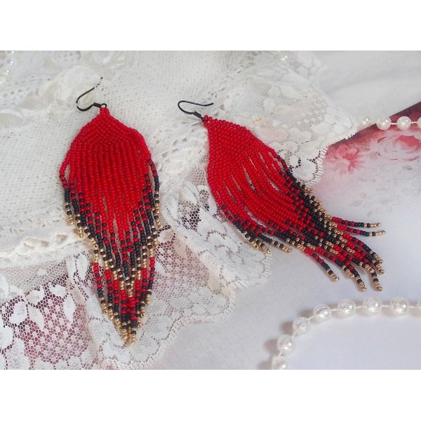 BO Red Swirls skabt med kvalitetsperler og sorte messingkroge