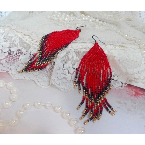 BO Red Swirls skabt med kvalitetsperler og sorte messingkroge