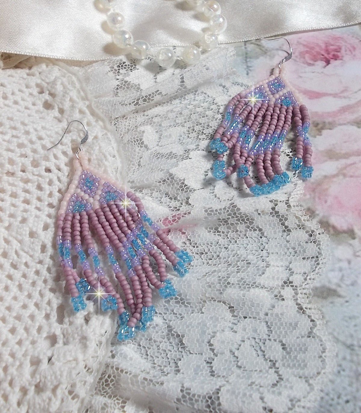 BO Velours de Rêves aux rocailles de qualité en verre dans les nuances de Lilas, Rose et Bleu. Une belle conception pour un design exceptionnelle. Le tout est monté sur des crochets en Argent 925