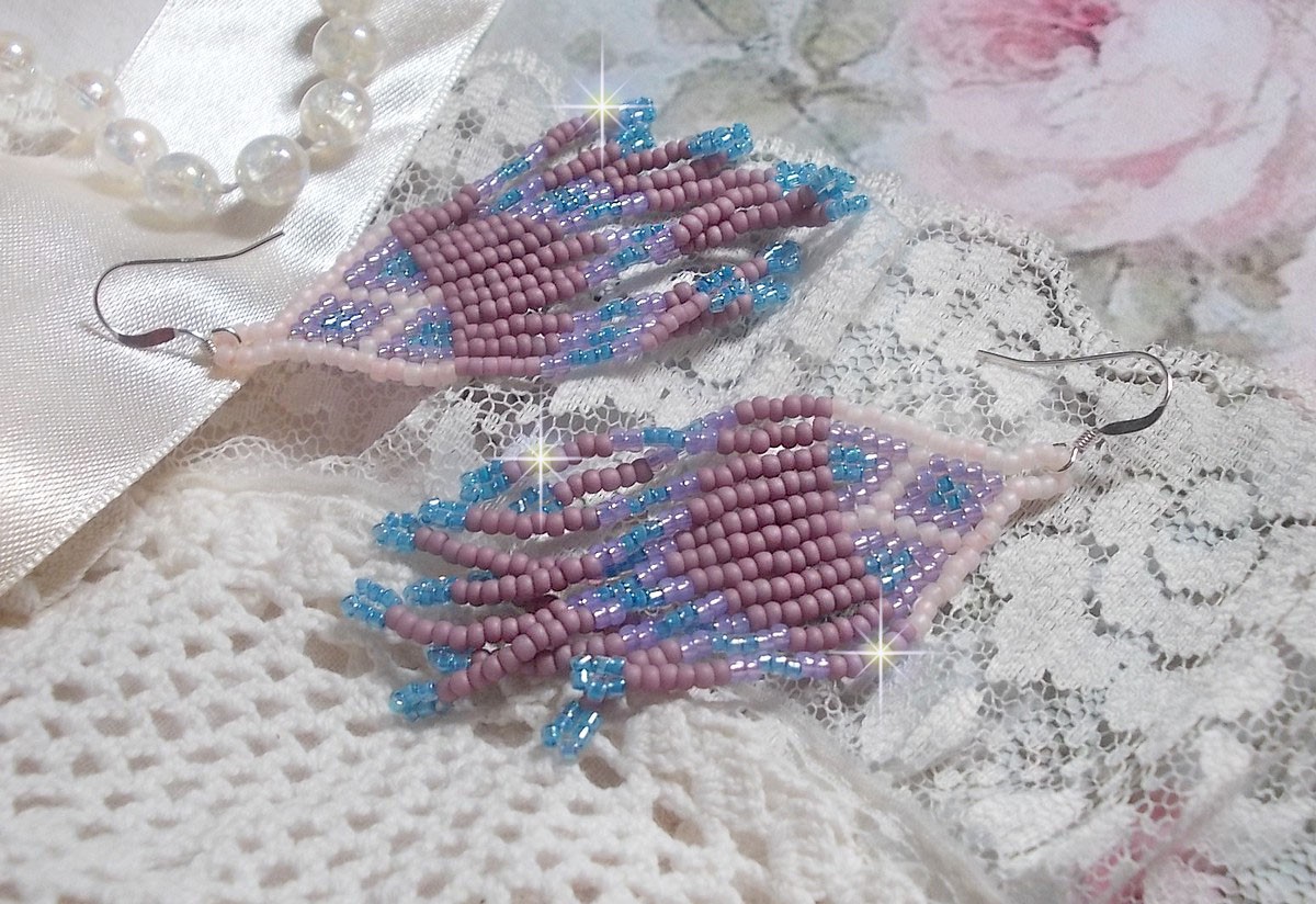 BO Velours de Rêves aux rocailles de qualité en verre dans les nuances de Lilas, Rose et Bleu. Une belle conception pour un design exceptionnelle. Le tout est monté sur des crochets en Argent 925