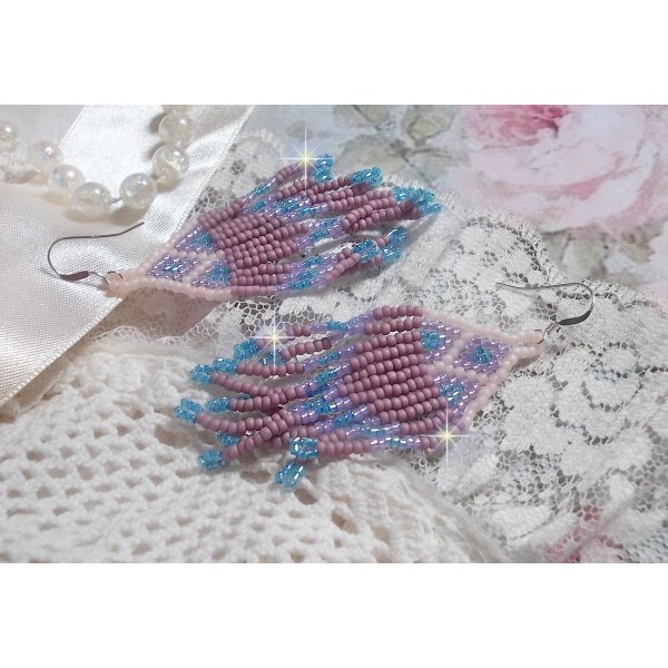 BO Velours de R&ecirc;ves aux rocailles de qualit&eacute; en verre dans les nuances de Lilas, Rose et Bleu. Une belle conception pour un design exceptionnelle. Le tout est mont&eacute; sur des crochets en Argent 925