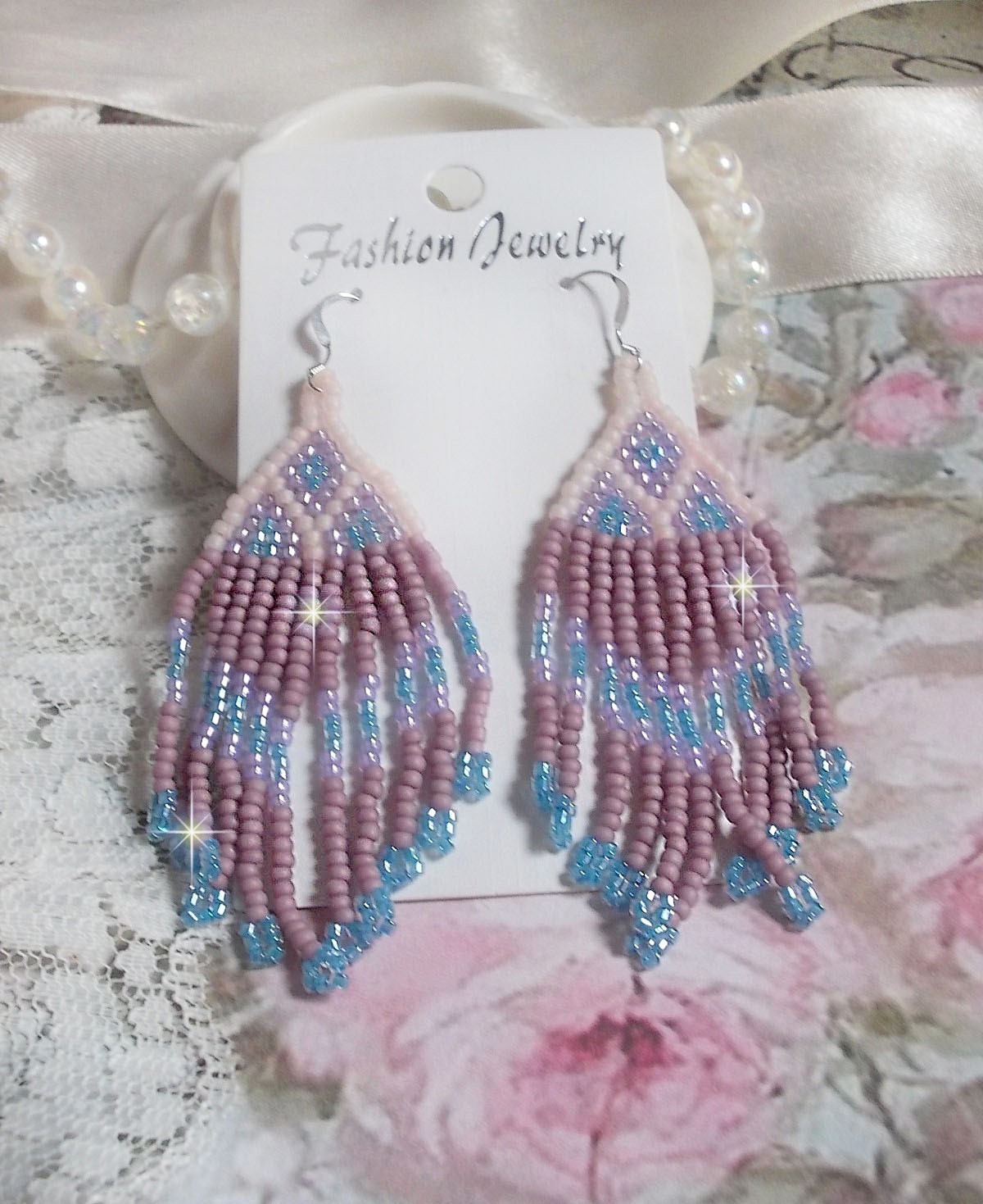 BO Velours de Rêves aux rocailles de qualité en verre dans les nuances de Lilas, Rose et Bleu. Une belle conception pour un design exceptionnelle. Le tout est monté sur des crochets en Argent 925