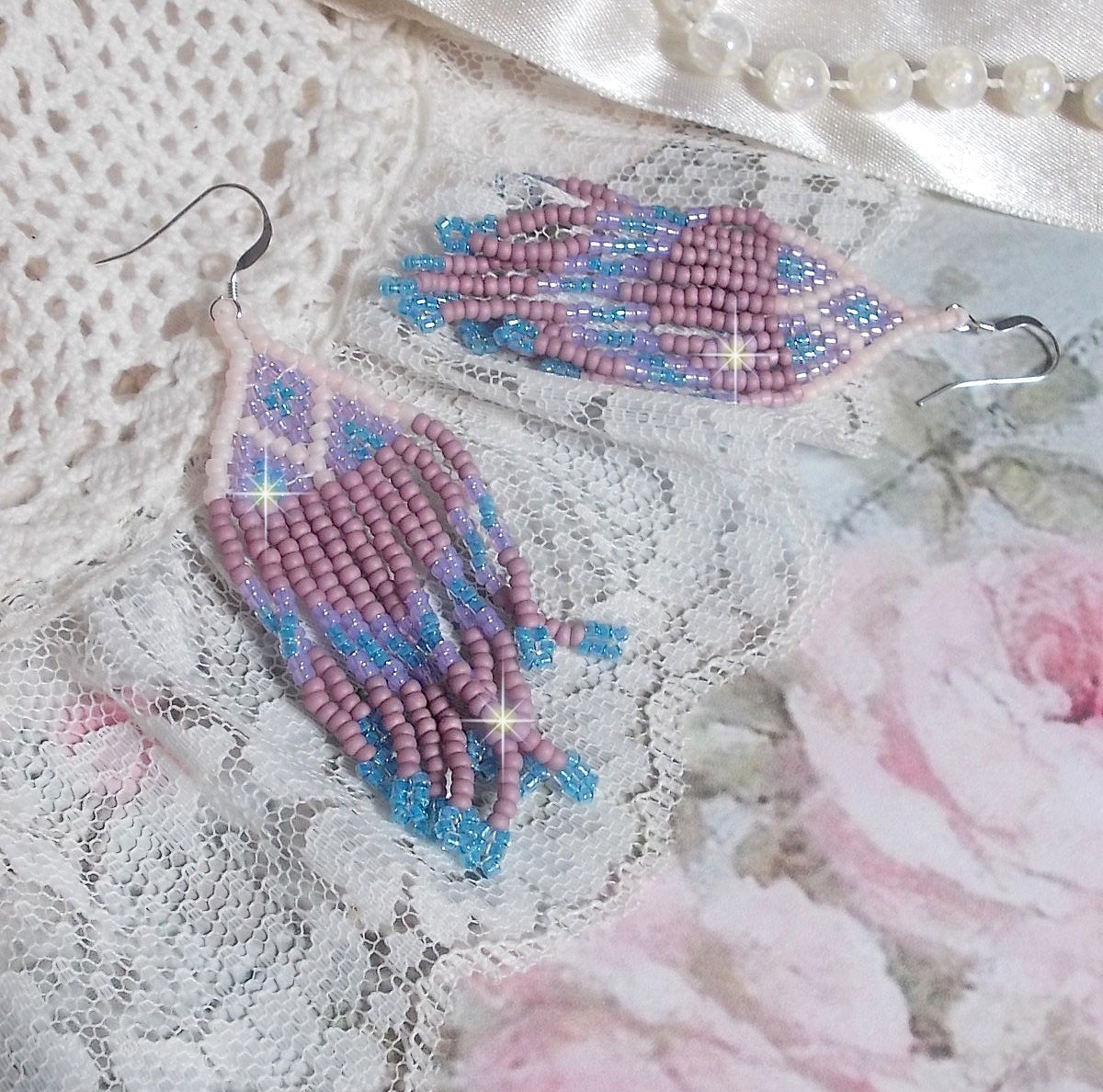 BO Velours de Rêves aux rocailles de qualité en verre dans les nuances de Lilas, Rose et Bleu. Une belle conception pour un design exceptionnelle. Le tout est monté sur des crochets en Argent 925