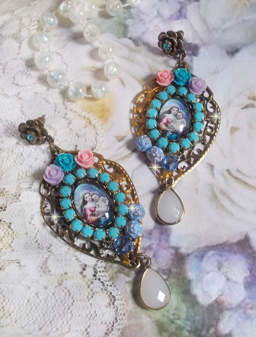 BO Vierge Marie et l’Enfant façon religieuse avec cabochons strassés couleur Turquoise, roses et cristaux. Montés sur estampes où j’ai appliqué une fine poudre Or. Une douceur avec les gouttes