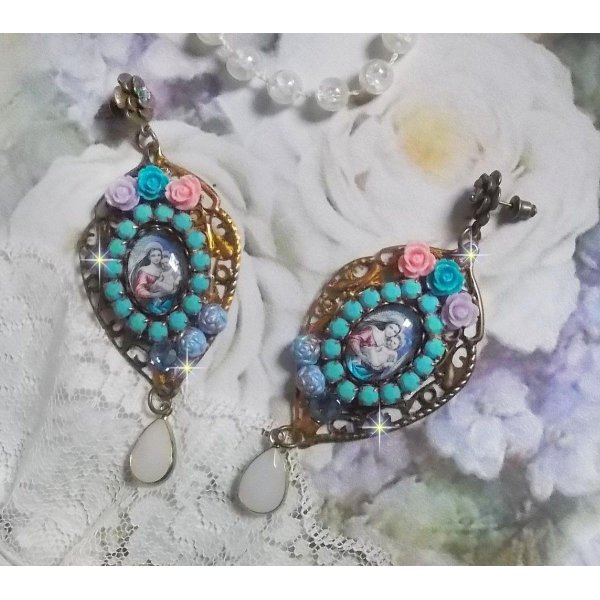 BO Vierge Marie et l&rsquo;Enfant fa&ccedil;on religieuse avec cabochons strass&eacute;s couleur Turquoise, roses et cristaux. Mont&eacute;s sur estampes o&ugrave; j&rsquo;ai appliqu&eacute; une fine poudre Or. Une douceur avec les gouttes