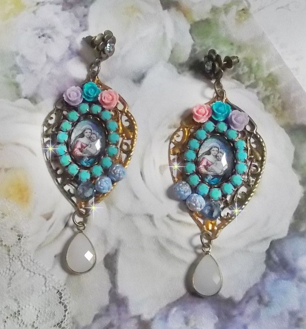 BO Vierge Marie et l’Enfant façon religieuse avec cabochons strassés couleur Turquoise, roses et cristaux. Montés sur estampes où j’ai appliqué une fine poudre Or. Une douceur avec les gouttes