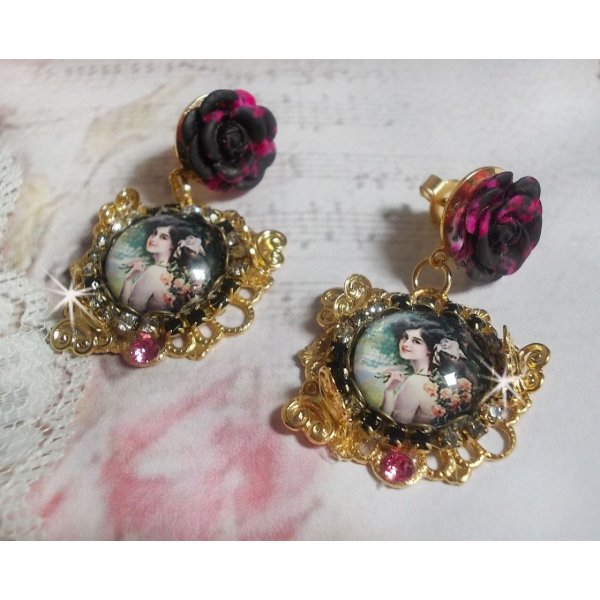 BO Weekend of Roses skabt med cabochons, der repr&aelig;senterer en kvinde med roser, harpiks perler og Swarovski krystaller