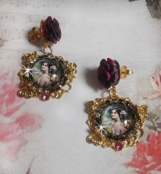 BO Weekend of Roses skabt med cabochons, der repr&aelig;senterer en kvinde med roser, harpiks perler og Swarovski krystaller