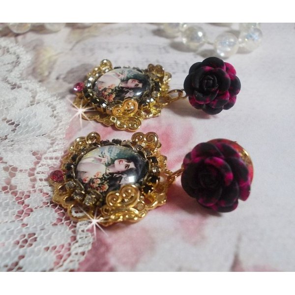 BO Weekend of Roses skabt med cabochons, der repr&aelig;senterer en kvinde med roser, harpiks perler og Swarovski krystaller