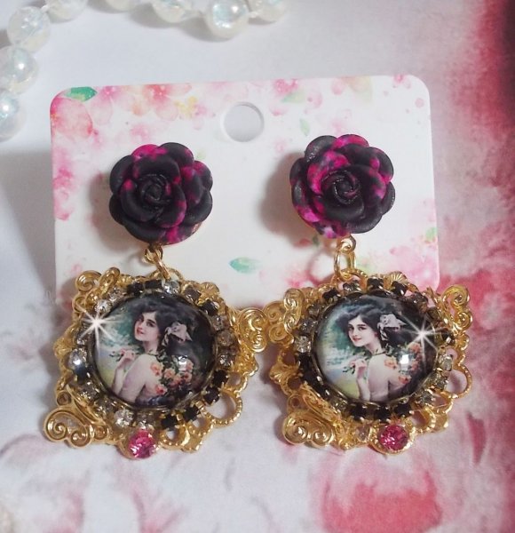 BO Weekend of Roses skabt med cabochons, der repr&aelig;senterer en kvinde med roser, harpiks perler og Swarovski krystaller