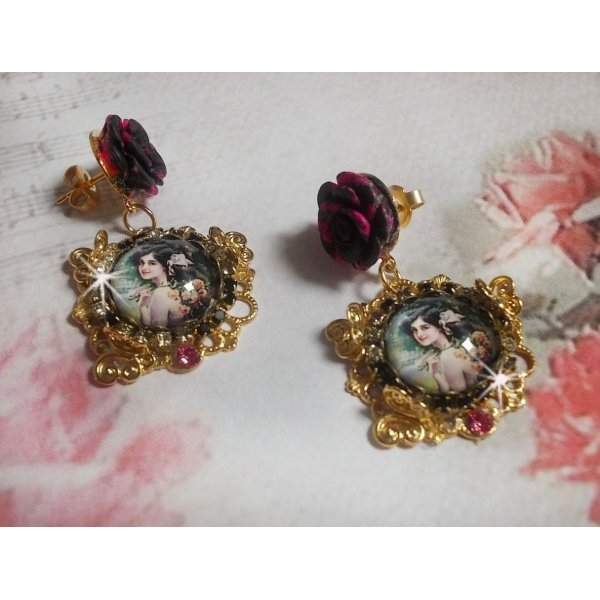 BO Weekend of Roses skabt med cabochons, der repr&aelig;senterer en kvinde med roser, harpiks perler og Swarovski krystaller